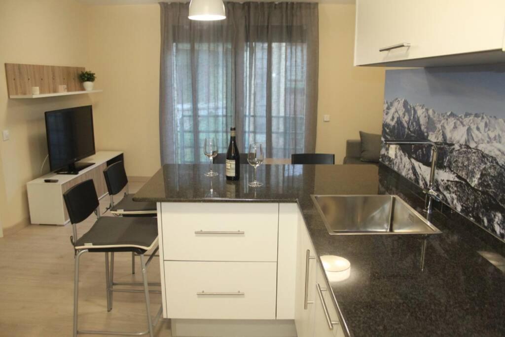 Nuevo y acogedor apto en Vielha-Betrén. Con Garaje Appartamento Esterno foto
